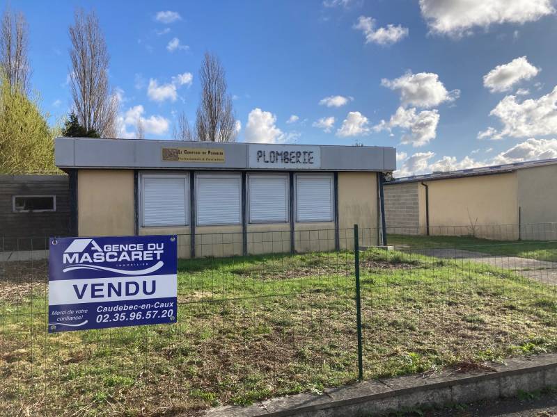 Bâtiment à vendre à Port-Jérôme-sur-Seine - Local professionnel à rénover sur 750m² de terrain