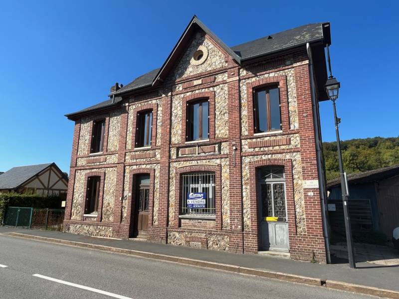 Maison de caractère + local, à vendre, située à Saint Wandrille Rançon