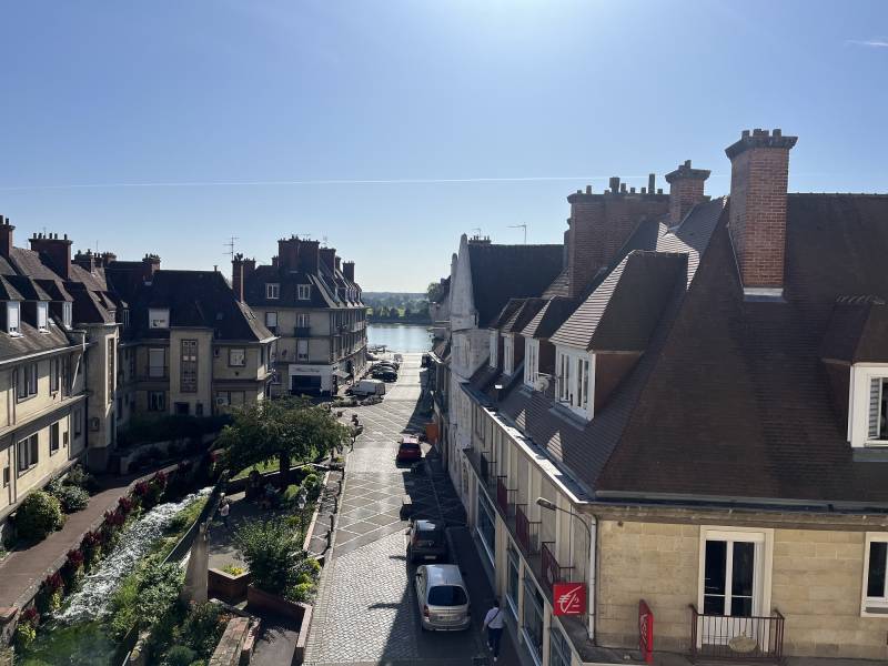 Appartement F4 en triplex, avec garage et vue Seine et situé en centre ville de Caudebec en Caux