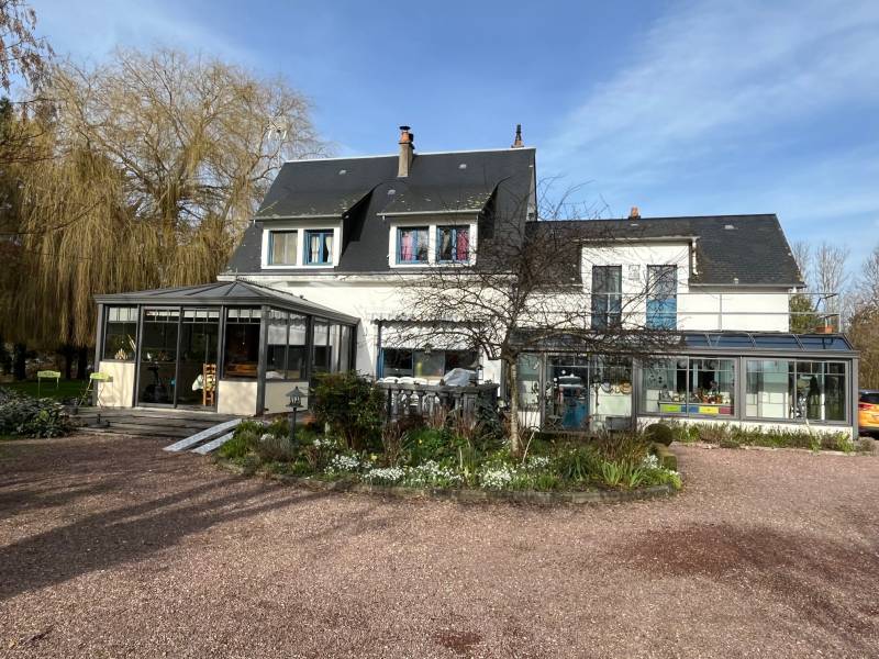 Maison de caractère, à vendre, avec dépendance sur 5400m² de terrain à la Mailleraye sur Seine