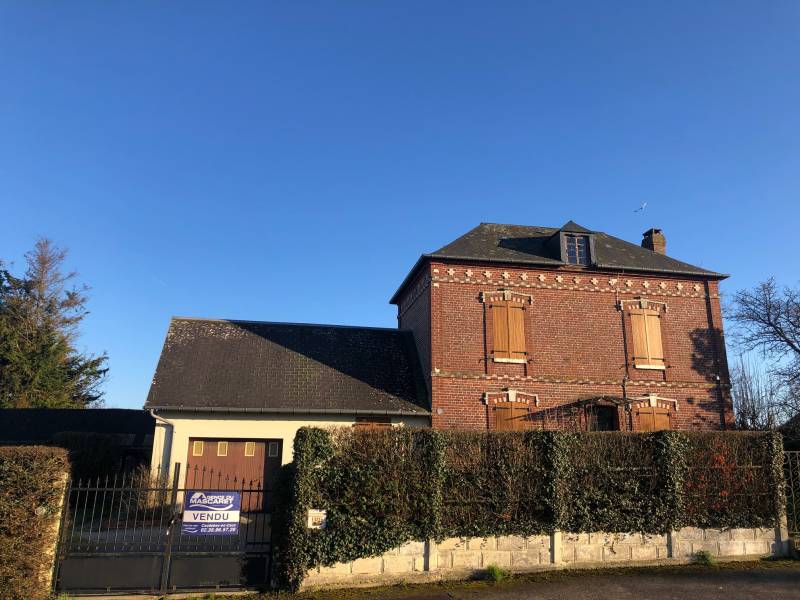 Maison de caractère à vendre situé dans bourg avec école et commerces à Arelaune en Seine