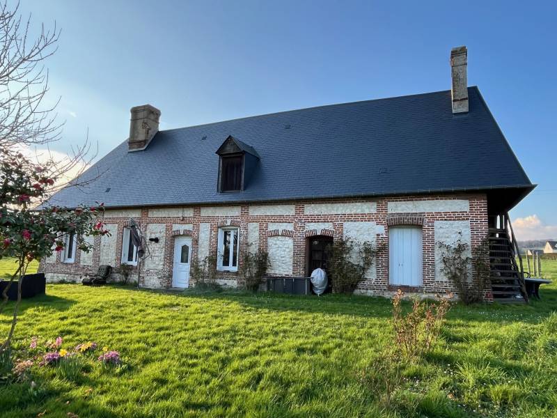 Maison de caractère, de plain pied, en briques et pierres blanches, à vendre, à Norville, au calme et sans vis-à-vis