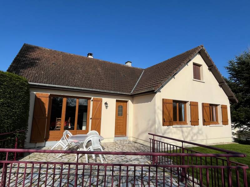 Exclusivité ! Maison viable de plain pied, en excellent état - 3 chambres possibilité + - 3300m² de jardin avec dépendance